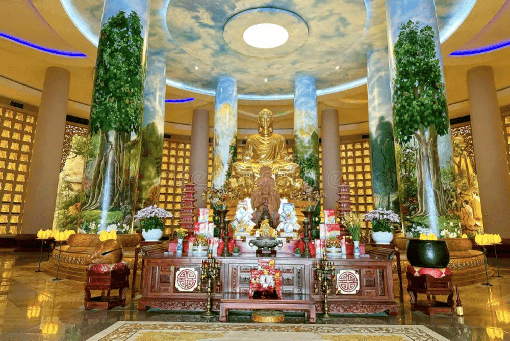 Một khu vực lễ Phật trong chùa Ông Núi, nằm ngay dưới chân tượng Phật Thích Ca Mâu Ni (Nguồn: Dreamstime)